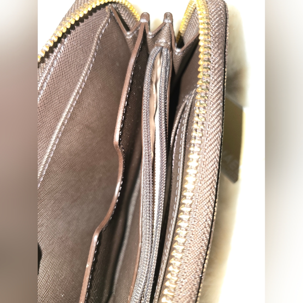 Michael Kors Monogram Zip-around phone wallet NWT - Picture 7 of 8